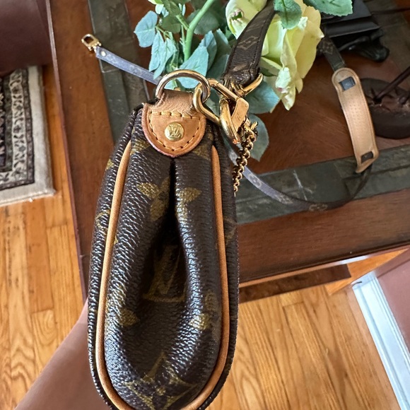 Authentic Louis Vuitton eva.with automatic monogram strap - Picture 4 of 10